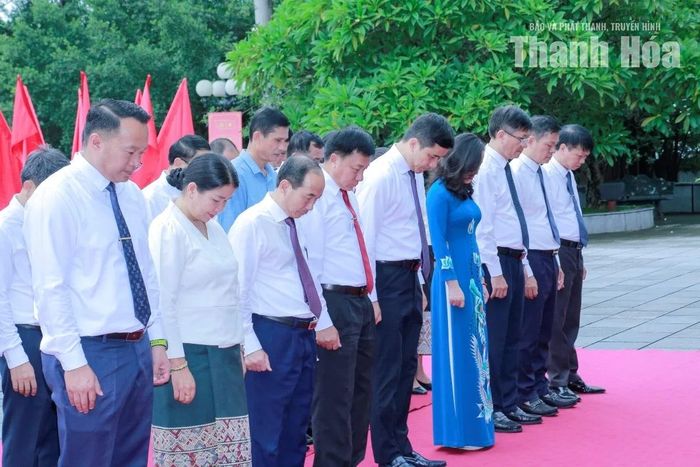 Đoàn đại biểu HĐND hai tỉnh Thanh Hóa - Hủa Phăn dành phút mặc niệm tưởng nhớ Chủ tịch Hồ Chí Minh.