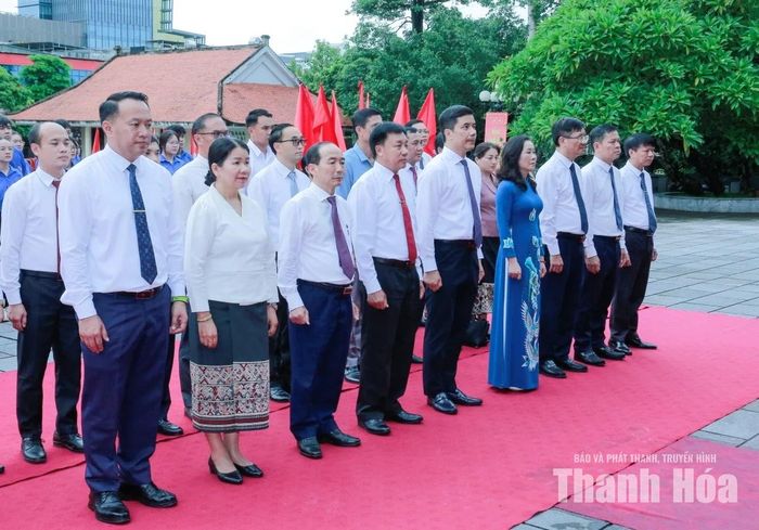Các đồng chí lãnh đạo cùng các thành viên đoàn công tác hai tỉnh dâng hương, dâng hoa, tưởng niệm Chủ tịch Hồ Chí Minh.