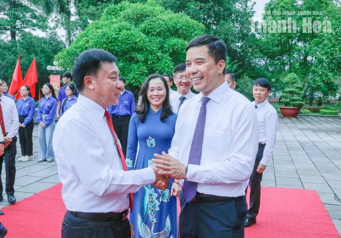 Phó Bí thư Thường trực Tỉnh ủy, Chủ tịch HĐND tỉnh Thanh Hóa Nguyễn Hồng Phong trao đổi thân mật với Bí thư Tỉnh ủy, Chủ tịch HĐND tỉnh Hủa Phăn Phút Phăn Kẹo Vông Xay.