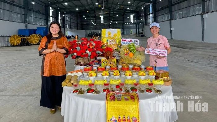 Chị Lê Thoa (áo hồng, bên phải) trực tiếp chuẩn bị mâm lễ khai trương cho một kho sầu riêng lớn tại tỉnh Đắk Lắk theo lời mời của khách hàng. (Ảnh nhân vật cung cấp)