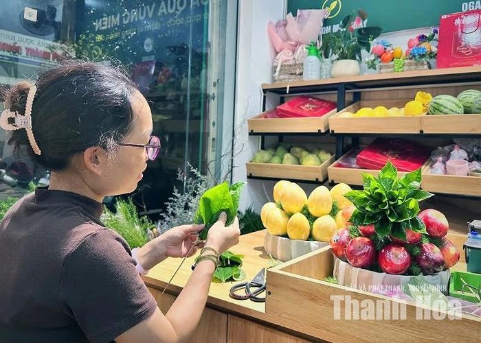 Tối muộn, chị Trương Quỳnh Anh vẫn tỉ mỉ hoàn thiện mâm lễ để kịp giao cho khách vào sáng sớm hôm sau.