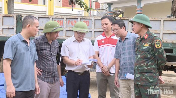 Lãnh đạo Sở Xây dựng Thanh Hóa cùng đơn vị thi công trao đổi phương án nhằm đẩy nhanh tiến độ xây dựng công trình.