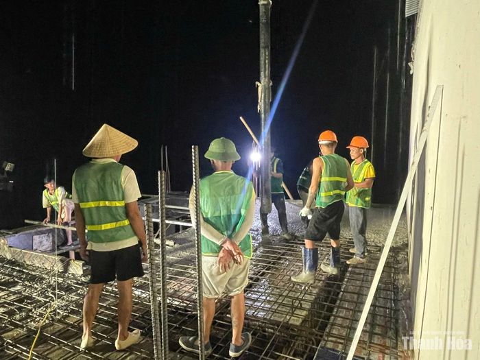 Với phương châm “Biến đêm thành ngày”, các cán bộ, công nhân bất chấp thời tiết để đẩy nhanh tiến độ
