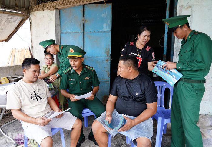 Cán bộ, chiến sĩ Đồn Biên phòng Cửa khẩu cảng Hòn Chông phát tờ rơi tuyên truyền và triển khai mô hình hòm thư điện tử tố giác hành vi vi phạm.