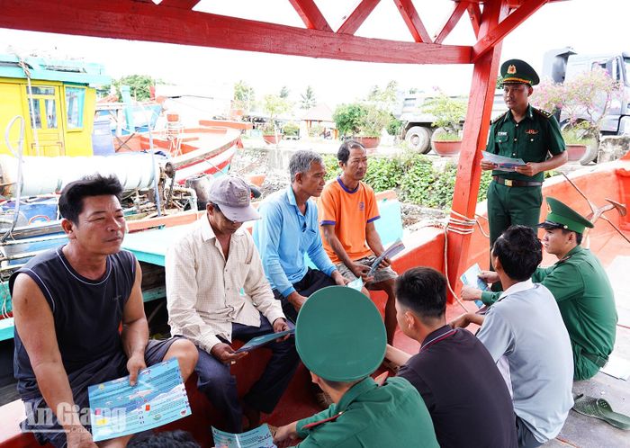 Tổ công tác Đồn Biên phòng Cửa khẩu cảng Hòn Chông họp dân tuyên truyền chống bao chiếm mặt biển và khai thác hải sản đúng quy định.