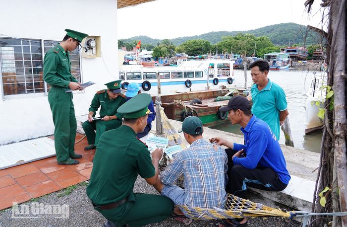 Tổ công tác Đồn Biên phòng Cửa khẩu cảng Hòn Chông vận động người dân tham gia tố giác các hành vi bao chiếm mặt biển trái phép.
