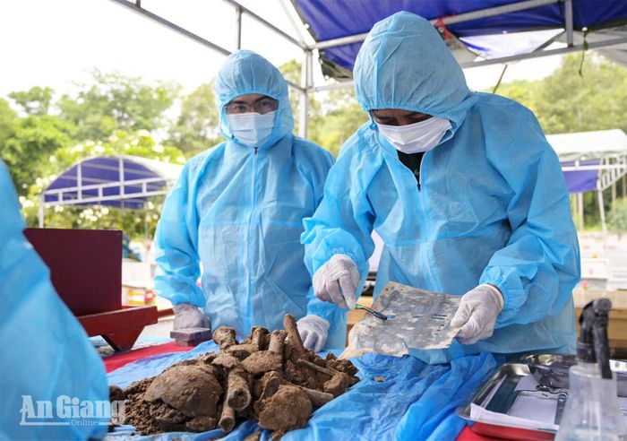 Cán bộ, nhân viên lấy mẫu sinh phẩm ADN hài cốt liệt sĩ phát hiện di vật mang thông tin cá nhân của liệt sĩ.