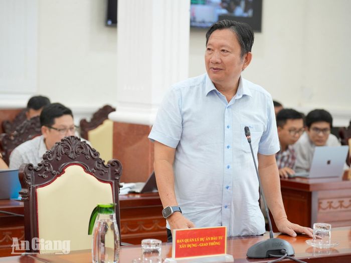 Giám đốc Ban Quản lý dự án Đầu tư Xây dựng - Giao thông tỉnh An Giang Huỳnh Xuân Vũ phát biểu tại cuộc họp.