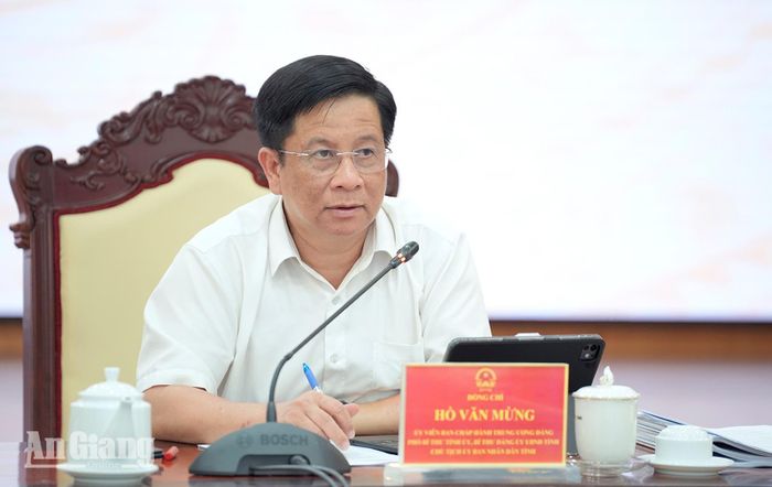Chủ tịch UBND tỉnh An Giang Hồ Văn Mừng phát biểu chỉ đạo tại cuộc họp.