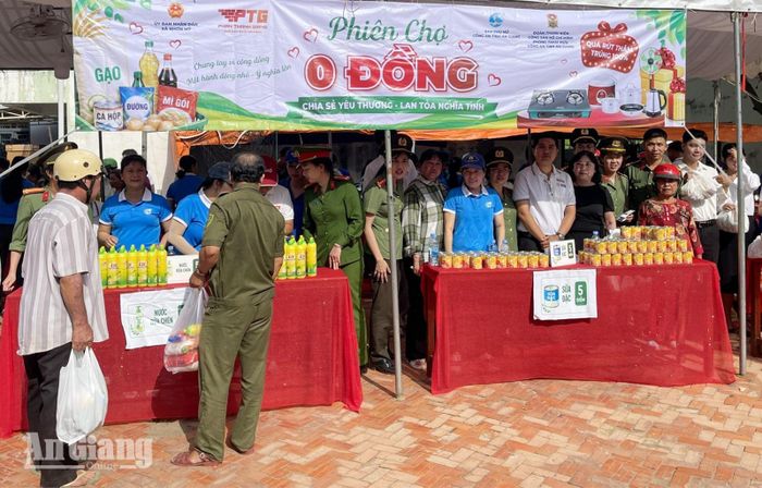 Người dân nhận quà tại “Phiên chợ 0 đồng - Chia sẻ yêu thương, lan tỏa nghĩa tình”.
