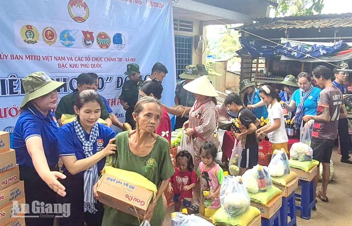 Ban tổ chức trao quà nhu yếu phẩm cho người dân khu phố Hòn Rỏi.