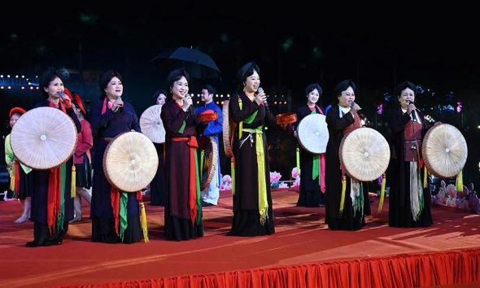 Các buổi trình diễn dân ca quan họ Bắc Ninh luôn có sức hấp dẫn Nhân dân và du khách gần xa.