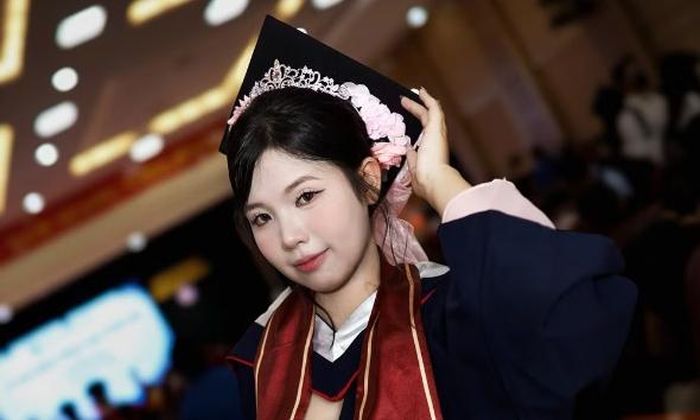  Ninh Thúy Hoa trong buổi lễ tốt nghiệp đại học. 