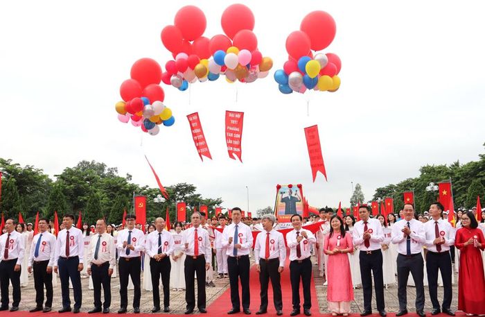  Các đại biểu thực hiện nghi thức thả bóng bay với tinh thần thể thao bay cao bay xa. 