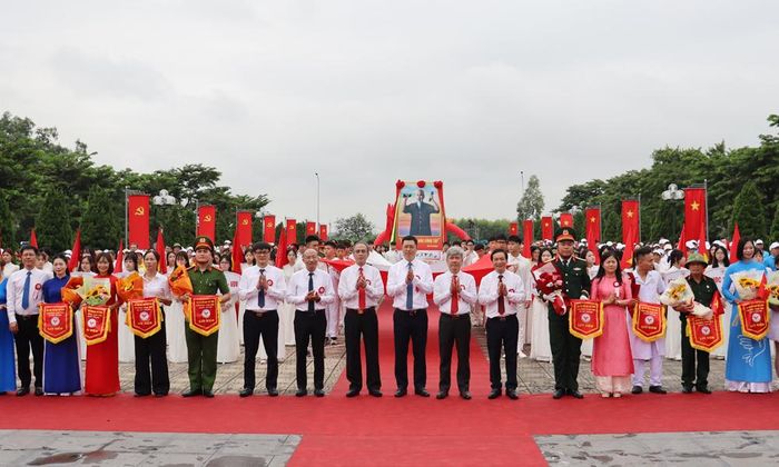  Đồng chí Trần Huy Phương và các đại biểu trao Cờ lưu niệm cho các đoàn tham gia Đại hội. 
