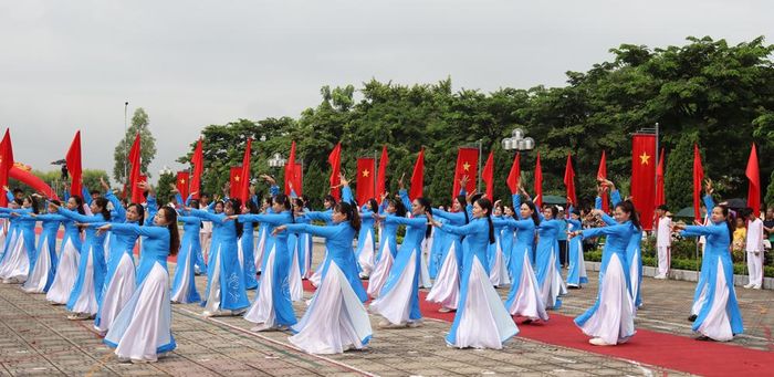  Tiết mục nhảy dân vũ của phụ nữ phường Tam Sơn. 
