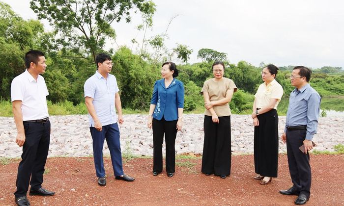 Đồng chí Nguyễn Thị Hà kiểm tra, giám sát tại vị trí tuyến đê tả Thương qua địa bàn xã Tiên Lục bị tràn sau cơn bão số 11 năm 2025 đã được nâng cấp từ nguồn kinh phí MTTQ tỉnh phân bổ cho địa phương.