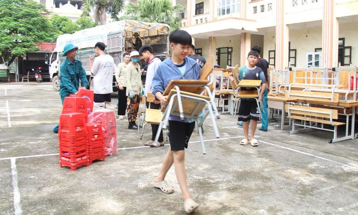 Các em học sinh phấn khởi chuyển đồ dùng về điểm trường mới. 
