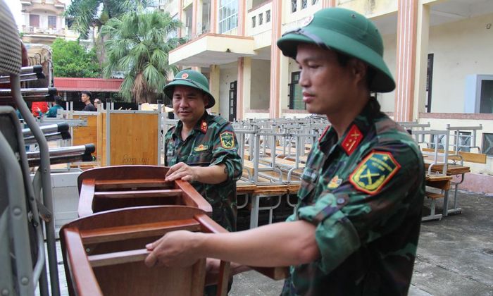  Công an và quân đội là những lực lượng nòng cốt hỗ trợ nhà trường di chuyển tài sản. 