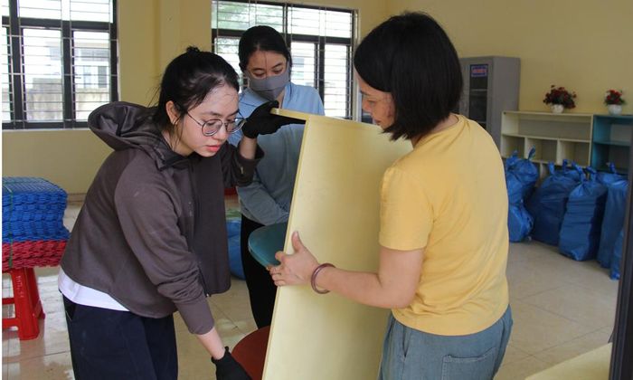  Các cô giáo tham gia di chuyển tài sản từ tầng cao xuống sân tập kết. 