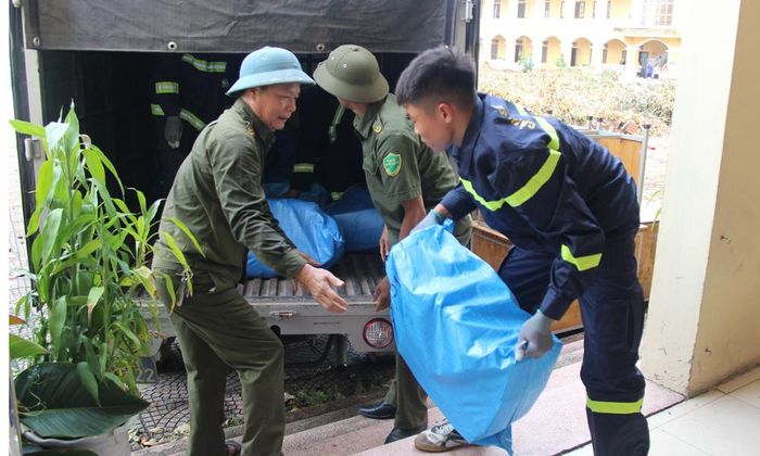  Vận chuyển tài liệu, sách giáo khoa về điểm trường mới. 