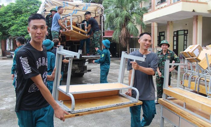  Các lực lượng hỗ trợ phấn đấu hoàn thành việc di chuyển tài sản của Trường Tiểu học và Trung học cơ sở Tân Lãng trong ngày 5/8. 
