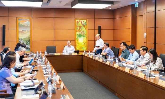  Toàn cảnh phiên thảo luận tổ sáng 5/8. 