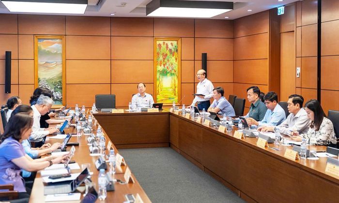  Toàn cảnh phiên thảo luận tổ sáng 5/8. 