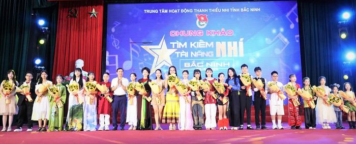  Ban tổ chức tặng hoa chúc mừng các thí sinh lọt vào vòng chung kết cuộc thi. 
