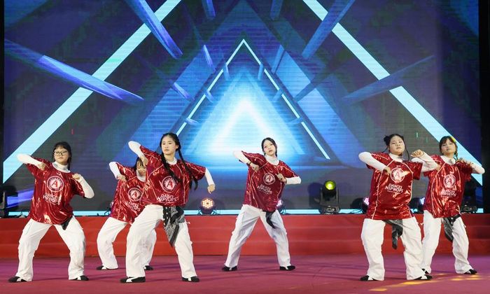  Một tiết mục nhảy hiện đại tại vòng chung khảo. 
