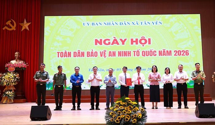  Đồng chí Tạ Quang Hải, Chủ tịch UBND xã trao quyết định thành lập mô hình "Xã Tân Yên chung tay phòng, chống tội phạm trên không gian mạng" cho Trưởng mô hình và các thành viên. 