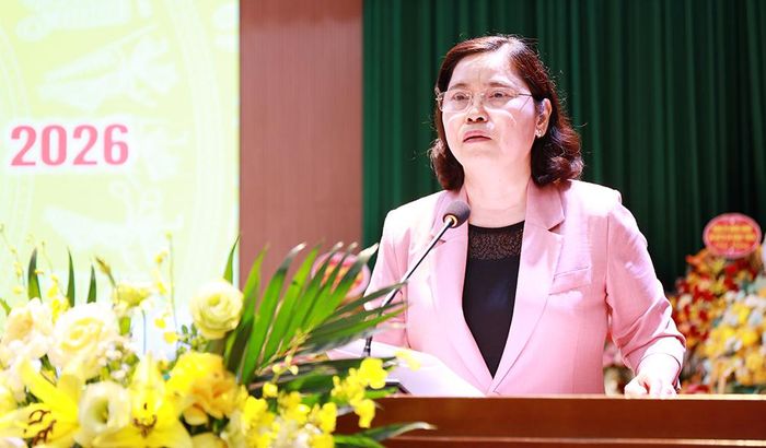  Đồng chí Trần Thị Hằng phát biểu tại Ngày hội toàn dân bảo vệ an ninh Tổ quốc xã Tân Yên. 
