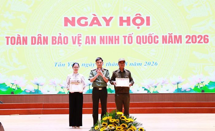 Đại tá Đỗ Đức Trịnh, Phó Giám đốc Công an tỉnh, Phó Trưởng Ban Chỉ đạo phòng, chống tội phạm, tệ nạn xã hội và xây dựng phong trào toàn dân bảo vệ an ninh Tổ quốc tỉnh tặng Giấy khen cho Tổ bảo vệ an ninh, trật tự thôn Ngô Xá và bà Vi Thị Bích, Hiệu trưởng Trường Trung học phổ thông Hoàng Hoa Thám. 