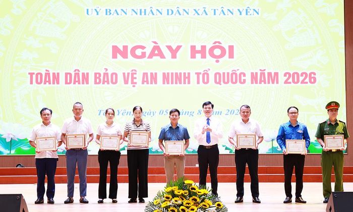  Đồng chí Nguyễn Viết Toàn, Bí thư Đảng ủy, Chủ tịch HĐND xã Tân Yên tặng Giấy khen cho các tập thể, cá nhân có thành tích xuất sắc trong phong trào toàn dân bảo vệ an ninh Tổ quốc. 