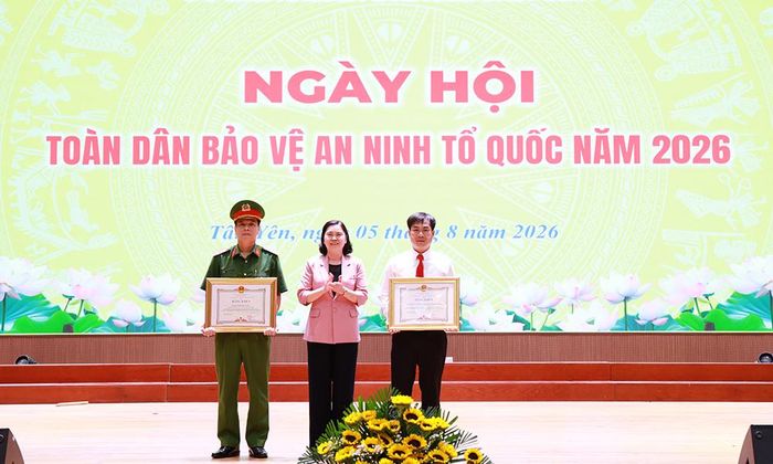  Đồng chí Trần Thị Hằng trao Bằng khen của Chủ tịch UBND tỉnh cho Nhân dân, cán bộ xã Tân Yên và Thượng tá Đồng Duy Long, Trưởng Công an xã. 