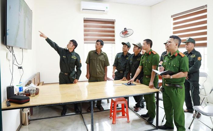 Cán bộ Công an phường Việt Yên nắm bắt thông tin vụ việc từ các thành viên mô hình "Tiếng kẻng an ninh" tổ dân phố Đức Liễn.
