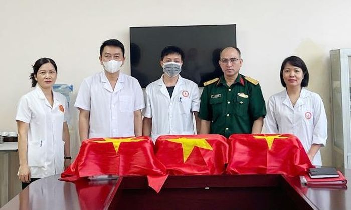Cán bộ Ban Chính sách (Bộ Chỉ huy quân sự tỉnh) thực hiện bàn giao mẫu hài cốt liệt sĩ cho Viện Pháp y Quân đội.