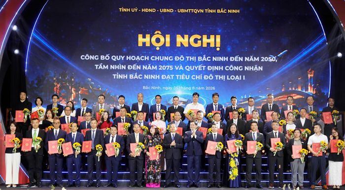 Các đồng chí lãnh đạo tỉnh chụp ảnh lưu niệm cùng đại diện các doanh nghiệp.