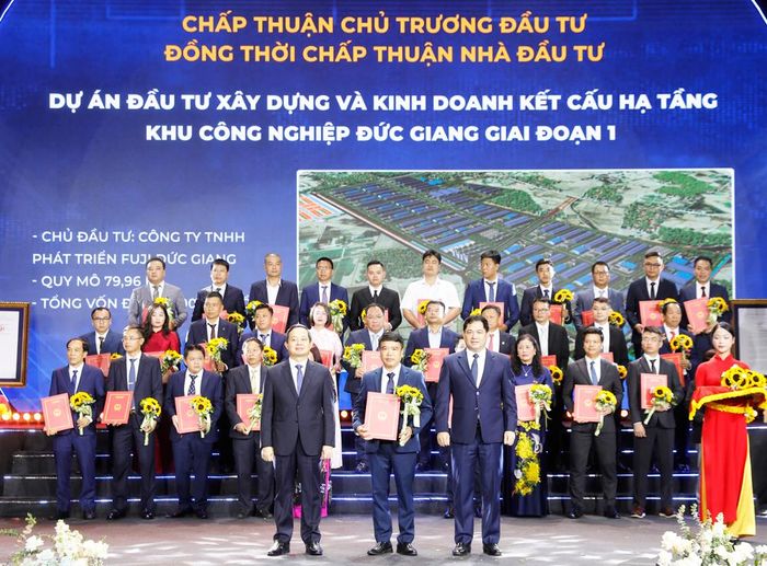 Các đồng chí Nguyễn Hồng Thái, Phạm Hoàng Sơn trao quyết định, giấy chứng nhận đầu tư cho đại diện các doanh nghiệp.