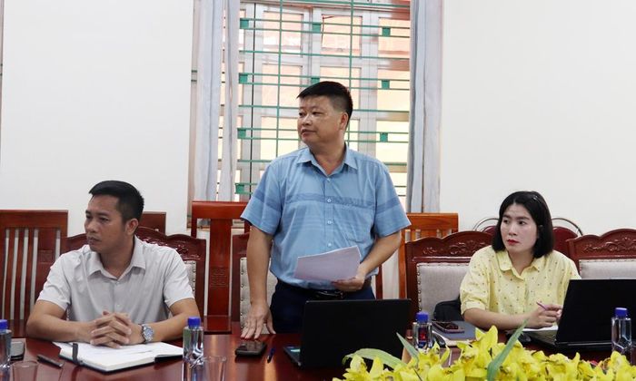  Lãnh đạo xã Biển Động báo cáo kết quả làm sạch, làm giàu dữ liệu đất đai trên địa bàn. 