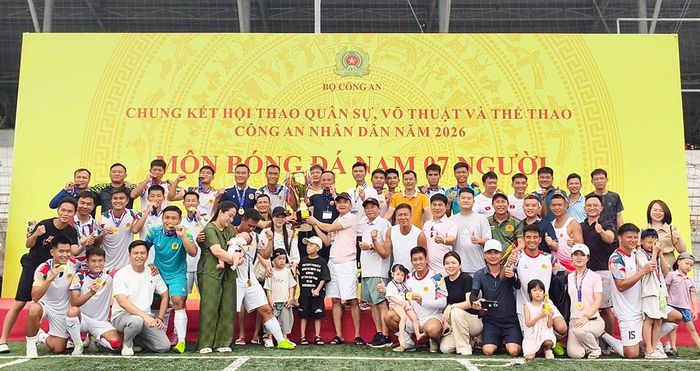  Đội tuyển bóng đá Công an tỉnh Bắc Ninh chia sẻ niềm vui với người hâm mộ khi giành chức vô địch. Ảnh Công an tỉnh. 