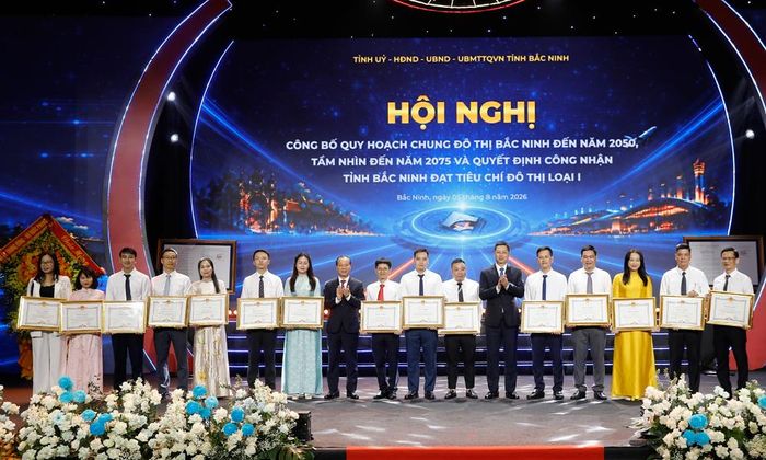  Các đồng chí: Phó Bí thư Tỉnh ủy Trần Huy Phương và Phó Chủ tịch Thường trực UBND tỉnh Mai Sơn trao Bằng khen của Chủ tịch UBND tỉnh cho các cá nhân tại hội nghị. 