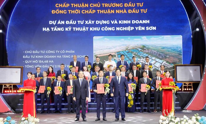  Đồng chí Nguyễn Hồng Thái, Ủy viên Trung ương Đảng, Bí thư Tỉnh ủy Bắc Ninh và đồng chí Phạm Hoàng Sơn trao Giấy chứng nhận đăng ký đầu tư, Quyết định chấp thuận chủ trương đầu tư cho nhà đầu tư tại hội nghị. 