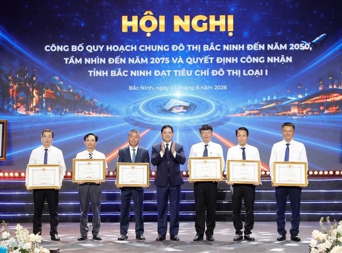  Đồng chí Nguyễn Hồng Thái trao Bằng khen của Chủ tịch UBND tỉnh cho các tập thể. 