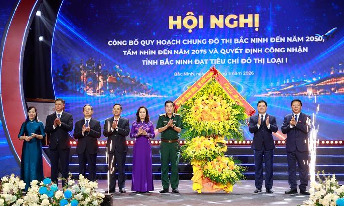 Các đồng chí: Trần Hồng Minh, Nguyễn Văn Gấu chúc mừng tỉnh Bắc Ninh.
