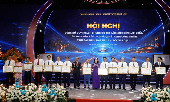 Đồng chí Nguyễn Thị Hương và đồng chí Nguyễn Việt Oanh trao Bằng khen của Chủ tịch UBND tỉnh cho các cá nhân.