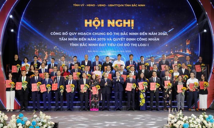  Đồng chí Nguyễn Hồng Thái và đồng chí Phạm Hoàng Sơn trao quyết định chấp thuận đầu tư cho đại diện các doanh nghiệp. 