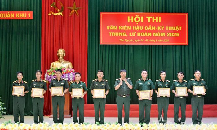  Thiếu tướng Đỗ Văn Tuấn, Phó Tư lệnh Quân khu 1, Trưởng Ban chỉ đạo Hội thi trao Giấy khen cho các cá nhân có thành tích xuất sắc. 