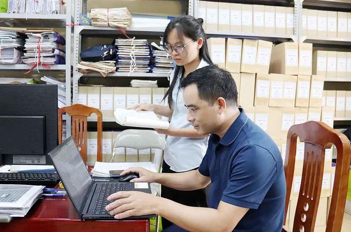  Cán bộ chuyên môn phường Nhân Hòa tra cứu dữ liệu đất đai trên hệ thống. 