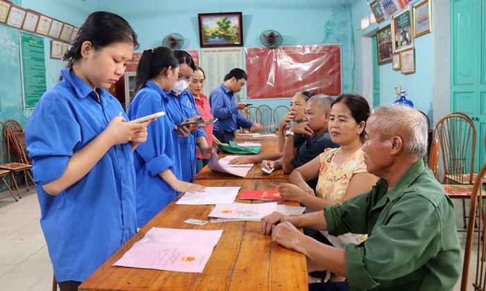  Đoàn viên thanh niên phường Tân Tiến scan, quét hồ sơ đất đai cho người dân. 
